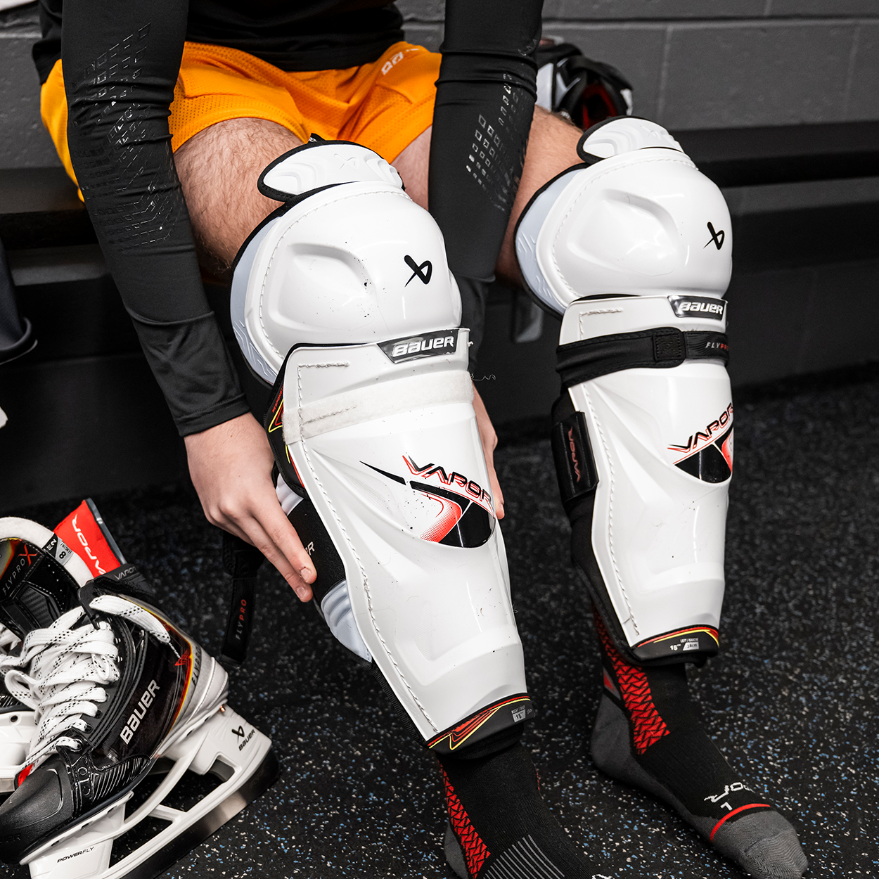 bauer-vapor-flypro-schienbeinschoner-senior image 3