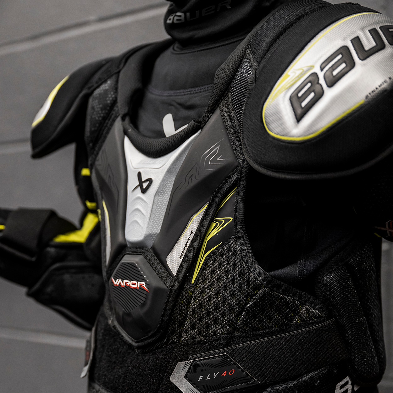 bauer-vapor-fly40-schulterschutz-junior-schulterpad image 4